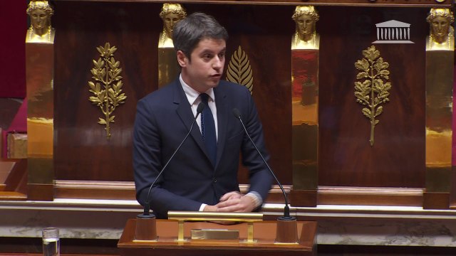 Gabriel Attal en réponse à Fabien Roussel: Je préfère bomber la torse qu'être à plat ventre devant la Russie