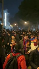 Aficionados del Barça huyen tras haber roto una valla del Estadi Olímpic de Montjuïc