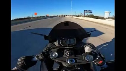 Guidonnage à moto à 220kmh... et ça termine bien pour le motard