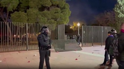 Video Barcellona-Napoli, incidenti tra ultrà di casa e la polizia: divelto un cancello