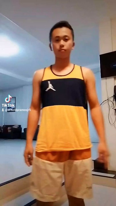 tinitigan ko