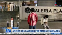 ¡CASTIGAN AL REBAÑO! Afición de Chivas no recibió a su equipo en su llegada a CDMX | Imagen Deportes