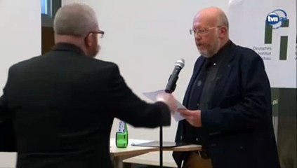 Le politicien polonais Grzegorz Braun interrompt le discours de l'institut allemand sur l'Holocauste en Pologne en brisant le microphone du haut-parleur.