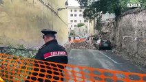 Crolla un muro di tufo su delle auto in sosta a Trastevere, nessun ferito