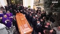 Folla e dolore ai funerali del poliziotto eroe Nicola Barbato