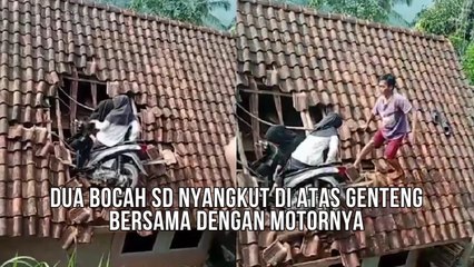 Viral Dua Bocah SD Nyangkut di Atas Genteng Bersama Dengan Motornya