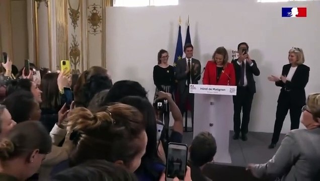 Journée des droits de la femme : La Ministre Olivia Gregoire chante Sous vos seins, la grenade. Sous vos seins, énormément d’entreprises. Soyez fières .
