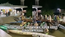 Warga Jambi Tetap Laksanakan Sholat Tarawih Walaupun Banjir dan Harus Menggunakan Perahu Menuju Masjid