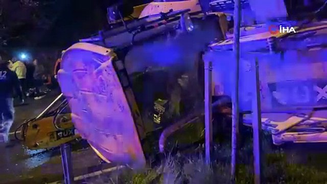 Bariyere çarpan iş makinesi refüje devrildi: 2 yaralı