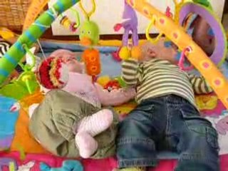 Les jumeaux sur le tapis de jeux
