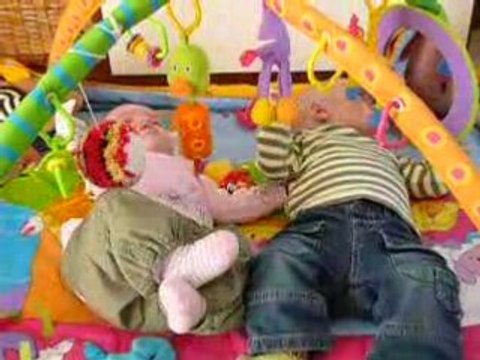 Les jumeaux sur le tapis de jeux