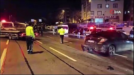 Esenler’de otomobil seyir halindeki servis minibüsüne çarptı: 2 yaralı