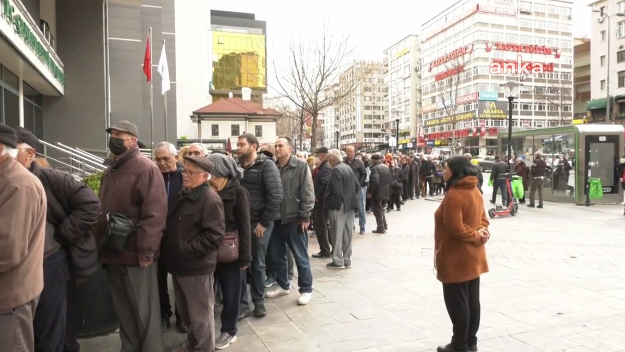 Vatandaş: Biz et, ekmek sırasına giriyoruz ama kendileri sarayda yaşıyor