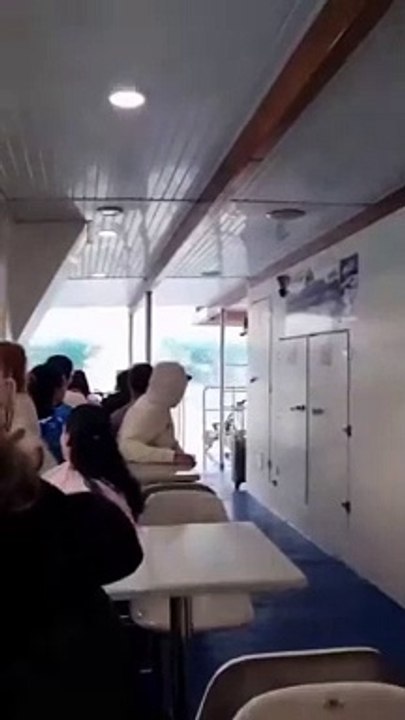 Onda 'invade' ferry e provoca susto entre passageiros que seguiam a bordo
