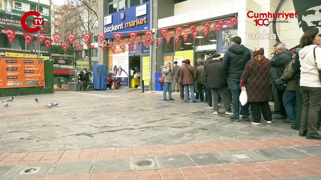 Ucuz et için bekleyen yurttaş isyan etti: Biz et, ekmek sırasına giriyoruz onlar saraylarda yaşıyor