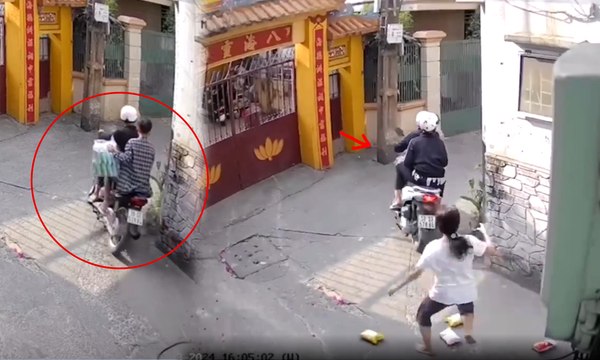 Chủ quán chân trần đuổi theo 4 thanh niên giật bánh ở tiệm tạp hoá