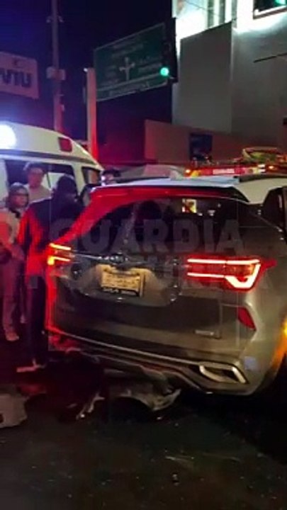 #Preliminar Tras un aparatoso choque suscitado sobre el cruce de las avenidas Vallarta y Unión de Guadalajara, dos mujeres resultaron lesionadas y con posible fracturas de cráneo #GuardiaNocturna