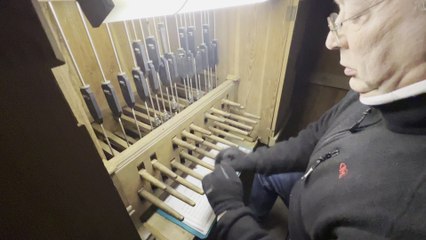 L'un des trois carillonneurs de la collégiale de Fosses, Marc Buchet