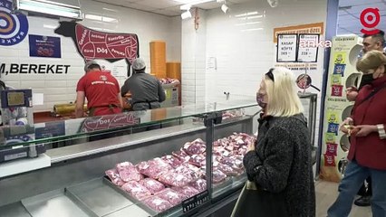 ABB Başkent Marketlerin önünde ucuz et için sıra bekleyen vatandaşlar: Nerede ucuz et bulsak koşuyoruz, bizi böyle edenler utansın