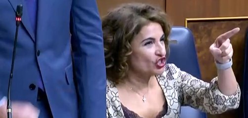 Las cámaras captan a Montero haciendo este gesto a la bancada del PP: "¡Cuidado!"