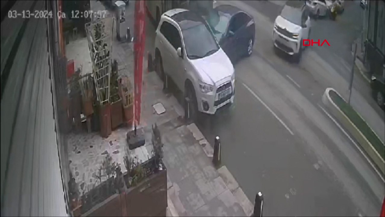 Sancaktepe'de İETT otobüsü ile otomobilin çarpıştığı kaza kamerada