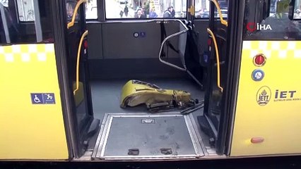 Sancaktepe’de otomobille otobüsün kafa kafaya çarpıştığı kaza kamerada