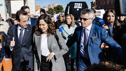 Gritos a favor y en contra de Ayuso durante su llegada a Leganés