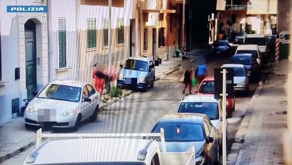 Tải video: Promettevano lavoro in Puglia ma picchiavano le donne con mazza da baseball per costringerle a prostituirsi, spaventose rivelazioni dalle telecamere introdotte dalla Polizia a Lecce