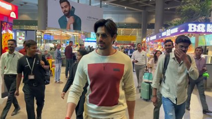 Sidharth Malhotra Surprises Young Fan at Airport with Heartwarming Gift ✨