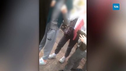 Din kültürü öğretmeni öğrencilere takke ve eşarp giydirerek camiye götürmeye çalıştı