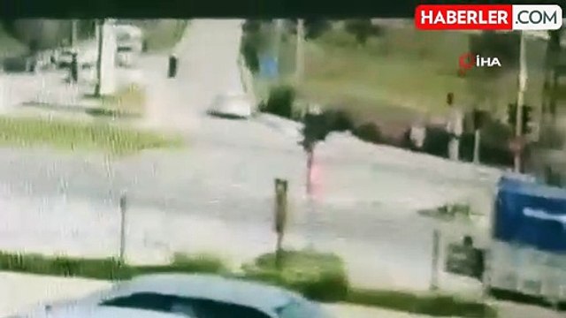 Kırmızı ışık ihlali yapan tır faciaya neden oluyordu: Kaza anı kamerada