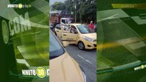 Taxistas bravean bajan a pasajeros y chuzan llantas a compañeros por no participar en el paro