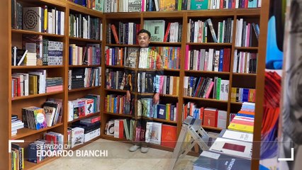 Liu Bolin, l'uomo invisibile scompare tra gli scaffali: l'ultima sfida dell'artista camaleonte