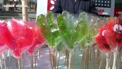 Şekerlerini horoz gibi öterek satan amca ilgi odağı oldu