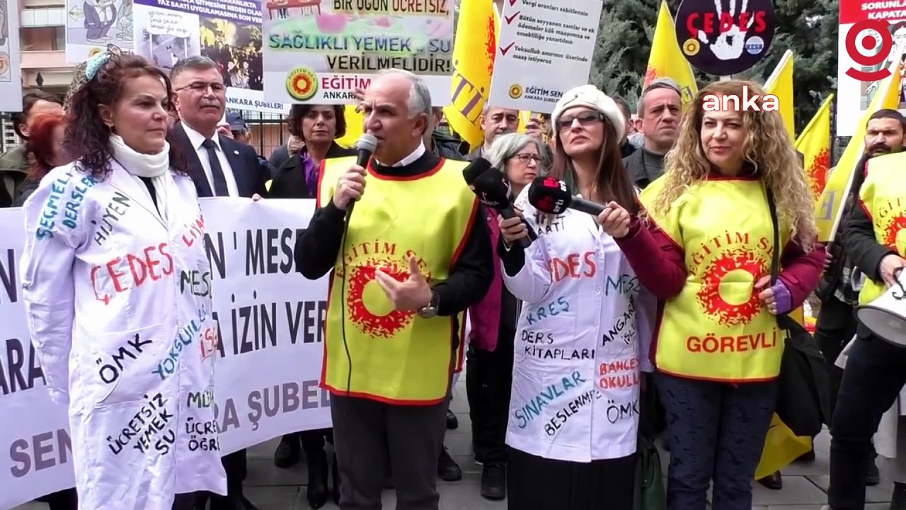 Eğitim Sen üyeleri Milli Eğitim Bakanlığı önünd...