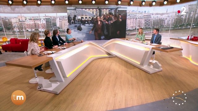 La chanteuse Catherine Ringer s'explique pour la première fois sur le vent qu'elle a mis à Emmanuel Macron lors de la cérémonie du 8 mai dernier: Sa bise était mal placée. Je ne suis pas son pote!