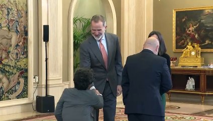 La Reina Letizia luce un mix de básicos y sus mocasines de plataforma más cañeros