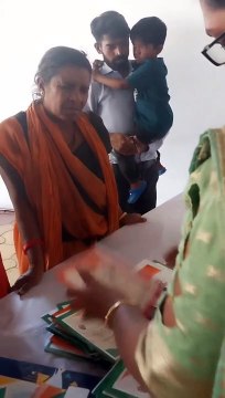 जोन क्र 3 कार्यालय में लगी राशन कार्ड नवीनीकरण के लिए भीड