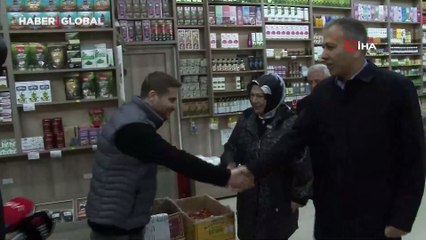 Esnafı ziyaret etti, çocuklara oyuncak dağıttı