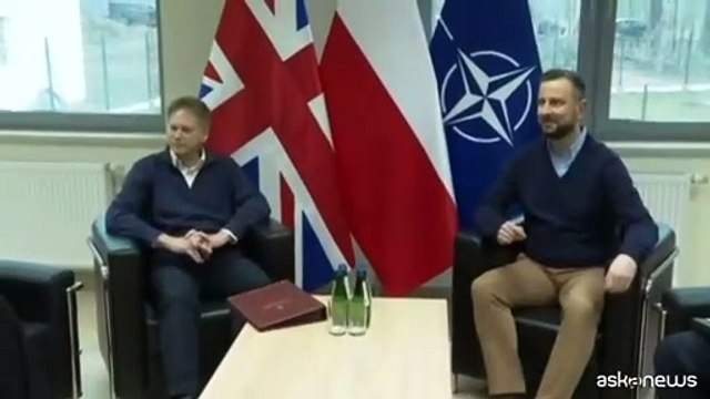 Il ministro della Difesa britannico e l'omologo polacco in visita alle truppe Nato