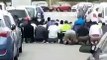 Un ciudadano estalla después de que un grupo de islamistas corten la carretera para rezar