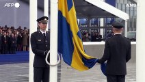Issata la bandiera svedese al quartier generale della Nato