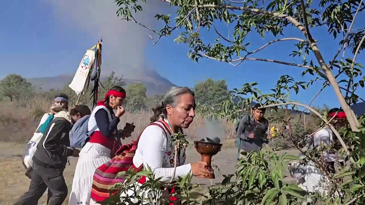 Cantos y danzas por cumpleaños de "Don Goyo", el volcán Popocatépetl de México