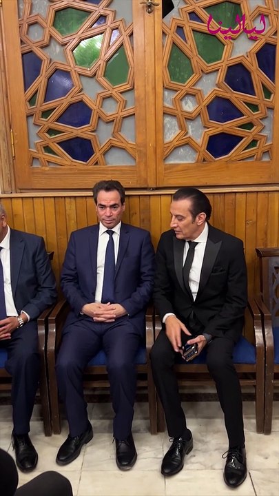 هناء الشوربجي تبكي في عزاء والدة دينا رامز وحضور أشرف ذكي ومرتضى منصور العزاء