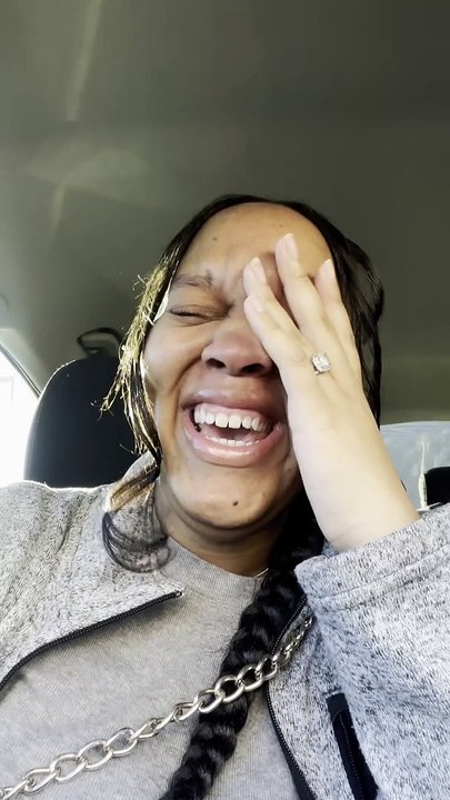 Pai chora ao deixar filho na escola (e mulher tem ataque de riso)
