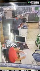 SE HACE PASAR POR COMPRADOR Y SE ROBA UN CELULAR