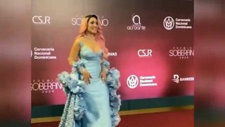 Caída de Karen Yapoort en la alfombra roja de Premios Soberano 2024
