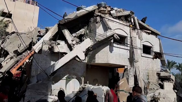 طائرات حربية إسرائيلية تقصف منزلا بدير البلح وتحيله إلى كومة ركام