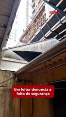 Tábua se solta de construção e cai em cima do telhado da vizinha