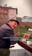 13 yıldır balıkçı Adem amcayı her sene ziyarete gelen leylek “Yaren”, Adem amcanın seslenmesine kayıtsız kalmayıp hemen yanına geliyor 